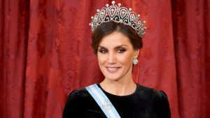 Esta es la sencilla y comentada chaqueta con la que la reina Letizia comenzó el año