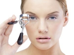 5 errores que cometes a diario al encrespar tus  pestañas