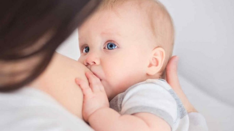 La importancia de mirar a tu bebé mientras le das pecho
