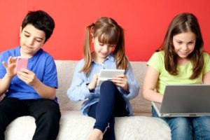 Dos de cada tres niños se desvela viendo su celular según un estudio