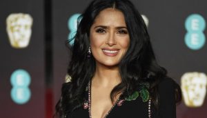 Salma Hayek luce su despampanante figura en traje de baño a los 52 años