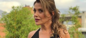 Carolina Arregui estrenó su nuevo look en estiloso evento