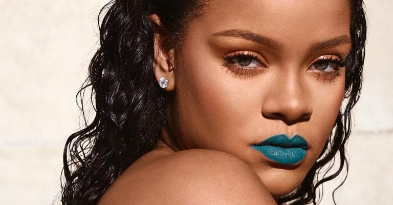 Rihanna enciende la red con osado traje animal print