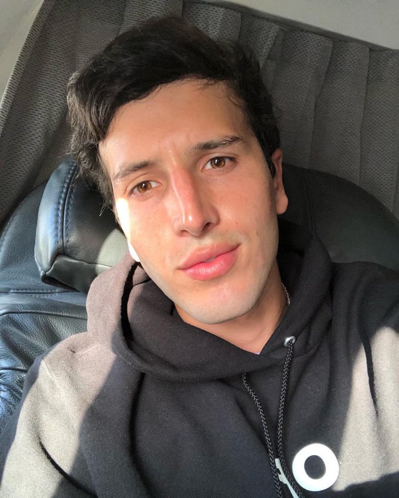 Sebastián Yatra sorprendió con sentador cambio de look en Año Nuevo — FMDOS