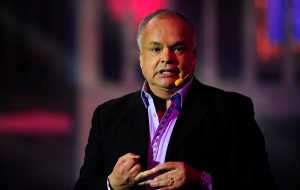 Azafata le lanzó broma sin anestesia a Álvaro Salas: "Chao papi"