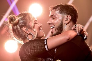 Faltaba el remate: Anuel AA y Karol G pasan susto en avión privado