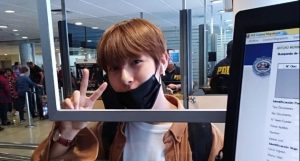 ¿Por qué las estrellas K-Pop usan mascarillas en su llegada a Chile?