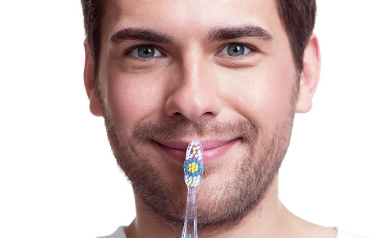 Descubren nuevo beneficio de lavarse los dientes asociado a lo sexual