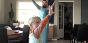 La gran lección de un padre a su hijo al bailar juntos canción de "Frozen"