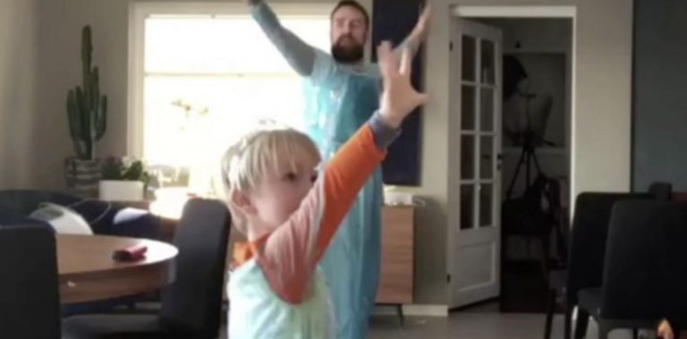La gran lección de un padre a su hijo al bailar juntos canción de "Frozen"
