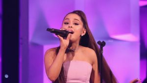 El troleo a Ariana Grande por cómico significado de su nuevo tatuaje de letras japonesas