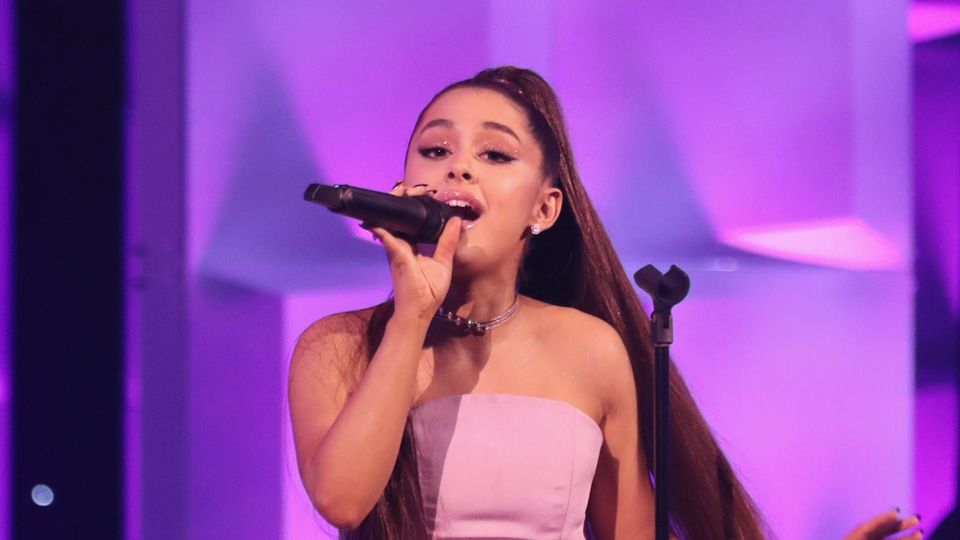 El troleo a Ariana Grande por cómico significado de su nuevo tatuaje de letras japonesas