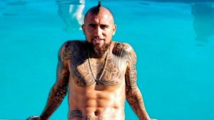 Arturo Vidal demuestra lo enamorado que está de Sonia Isaza con apasionada postal
