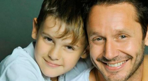 El tierno momento que protagonizó el hijo de Benjamín Vicuña al ir a saludar a su padre al escenario