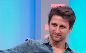 Emilio Edwards sorprende con su faceta de terapeuta