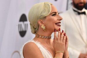 Lady Gaga se lució con vestido blanco en los premios SAG