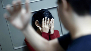 Movilh denuncia caso de menor violada por su padrastro y golpeada y encerrada por su padre