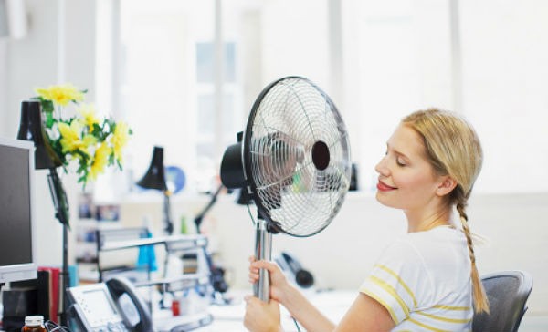 Descubre cómo lidiar con el calor en la oficina con estos tips