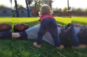 Aclamada respuesta de padre a vecino que se quejó por "ruidos molestos" de su hija de 19 meses