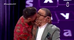 Pascual Fernández le roba un piquito a Julián Elfenbein en "Pasapalabra"