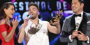 El gesto de Prince Royce a los hombres en Festival de Las Condes: regaló cerveza