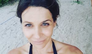 ¡Regia! Savka Pollax sorprende con bikinazo a sus 45 años