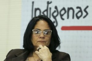 Denuncian que ministra de la Mujer en Brasil tiene títulos académicos falsos