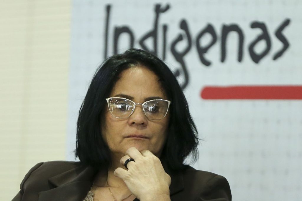Denuncian que ministra de la Mujer en Brasil tiene títulos académicos falsos