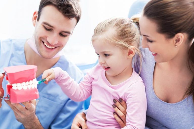 Hábitos que podrían estar perjudicando su salud bucal de tus niños