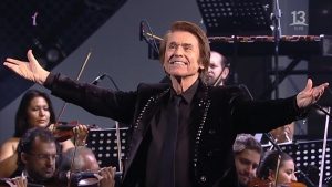 Pasó desapercibido: Martín Cárcamo literalmente de 'prestó ropa' a Raphael