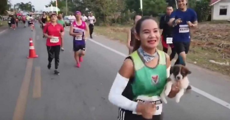 Maratonista corrió 30 kilómetros con perrito que rescató en plena competencia
