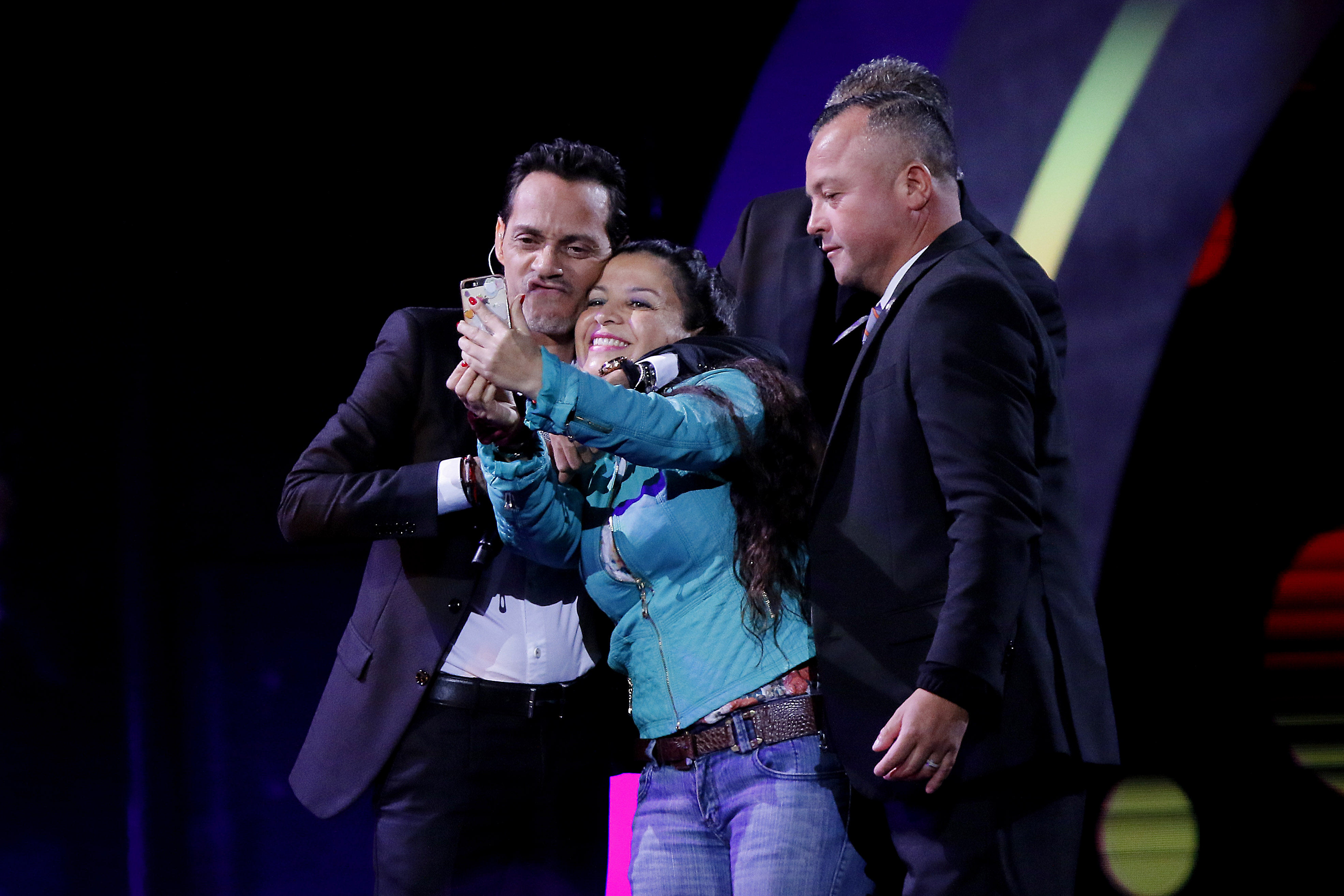 Fanática de Marc Anthony contó su hazaña para subirse al escenario y lograr bailar con él