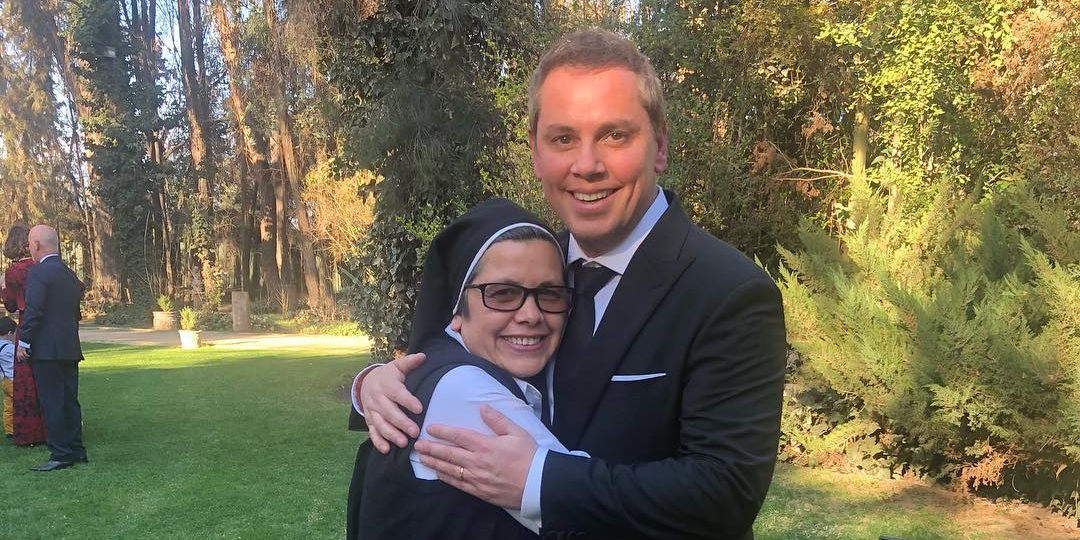 El estrecho vínculo entre José Miguel Viñuela y la hermana Nora