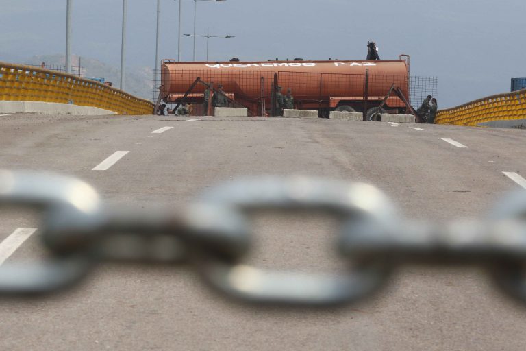 Venezuela: Denuncian quema de camiones con ayuda humanitaria en la frontera