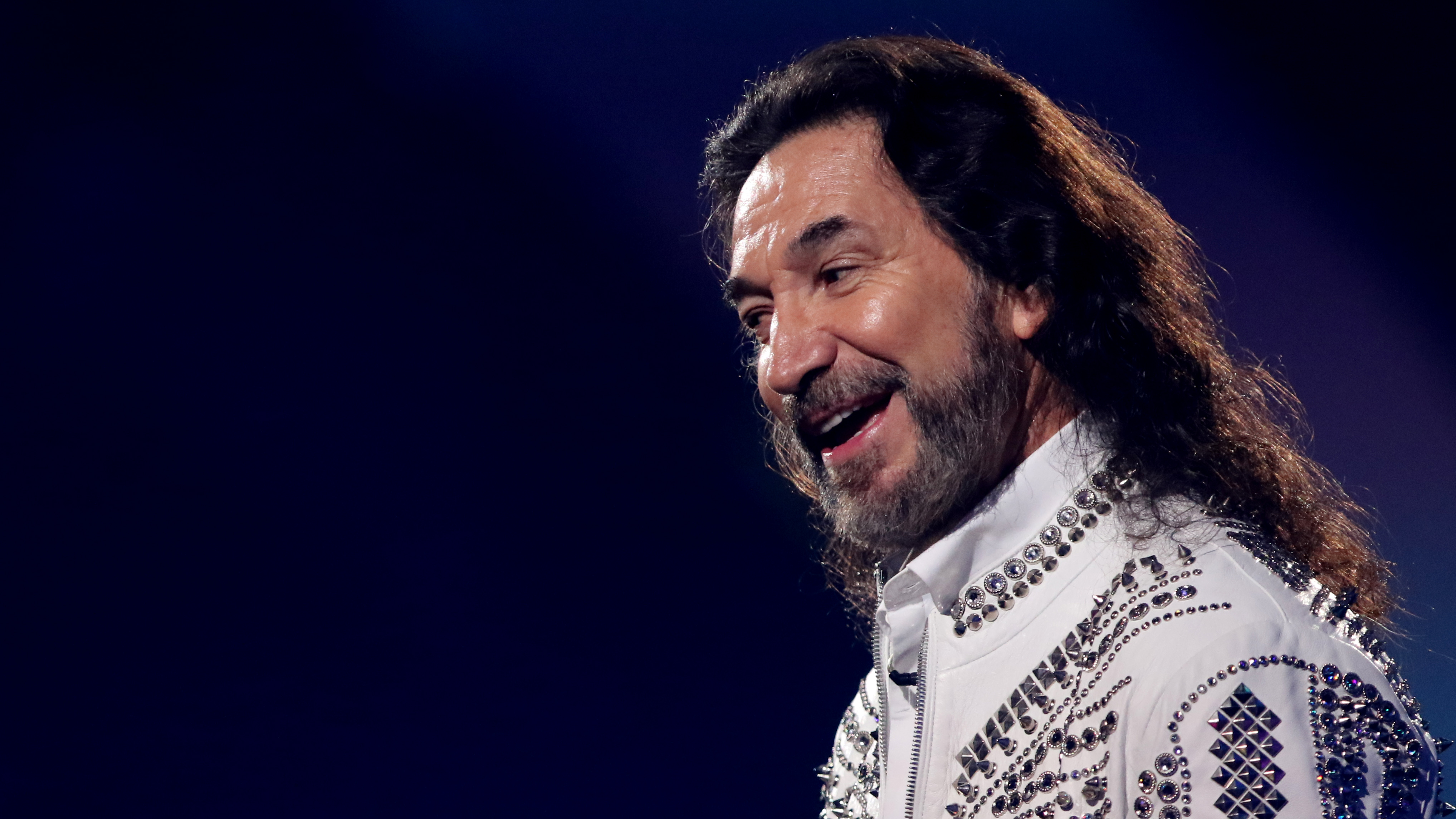 Bus de staff de Marco Antonio Solis cochó con un camión de combustible en México