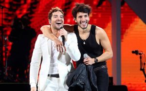 David Bisbal invitó a Sebastián Yatra al escenario y desató euforia en el público