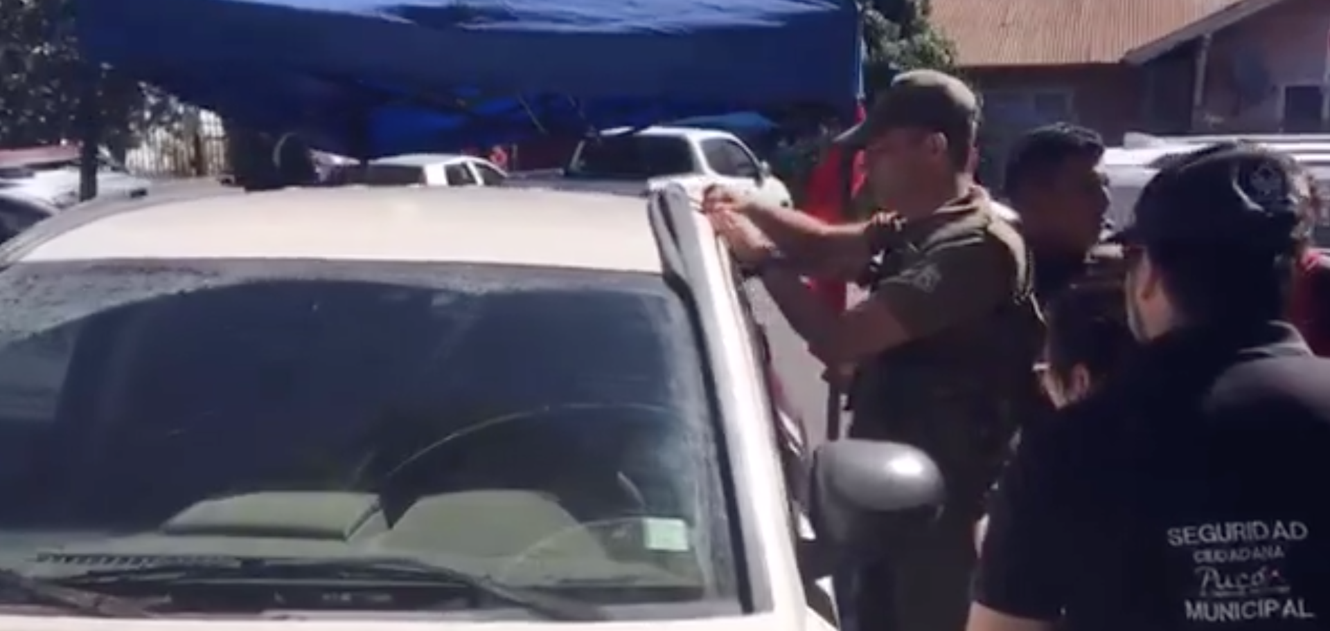 Perro estuvo encerrado durante una hora en un auto: "¡Mi auto no lo rompan por favor!"