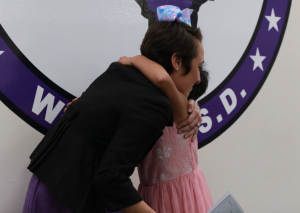 Profesora solidarizó con alumna que sufría bullying por su peinado y se cortó el pelo