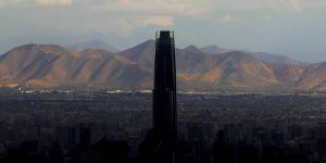 Mujer de 50 años "murió de forma instantánea" tras caer de quinto piso del Costanera Center