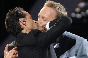 El motivo del 'apasionado' beso entre Marc Anthony y Martín Cárcamo