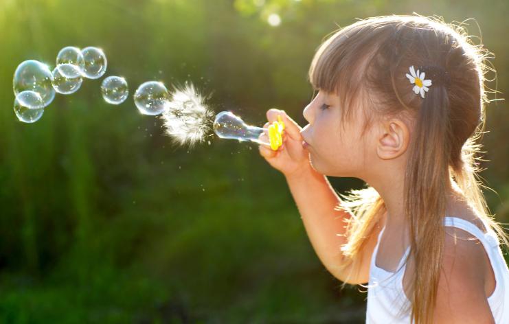 Enlace rigidez rehén Burbujas caseras para disfrutar con tus hijos durante el verano — FMDOS