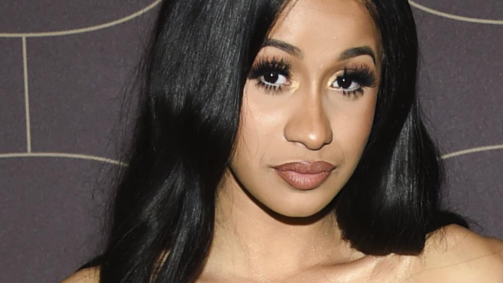 El extravagante vestido con que Cardi B se presentó a los Grammy