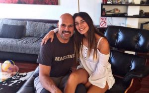 Homenajeando a su padre: Hija de René O'Ryan saltó en paracaídas