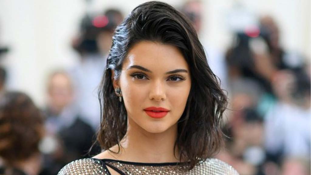 Kendall Jenner soprende con foto desnuda para revista Vogue