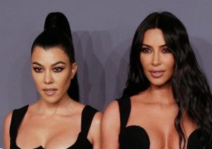 Hermanas Kardashian se lucen en evento a beneficio vestidas prácticamente iguales