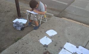 Mamá de niño que vendía dibujos en la calle para sus útiles escolares aclaró la historia