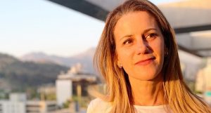 Pata Larraín divide a sus seguidores al lucir lujosos lentes