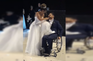 Inspirador: Hombre parapléjico sorprende a su esposa en el vals poniéndose de pie