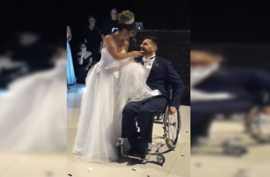 Inspirador: Hombre parapléjico sorprende a su esposa en el vals poniéndose de pie