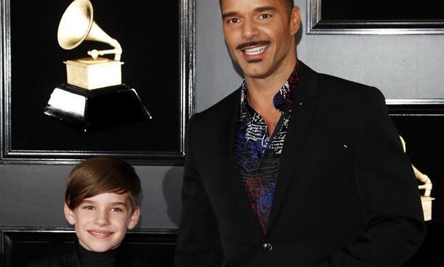Ricky Martin se lució con su hijo Matteo y nuevo look en la alfombra roja de los Grammy
